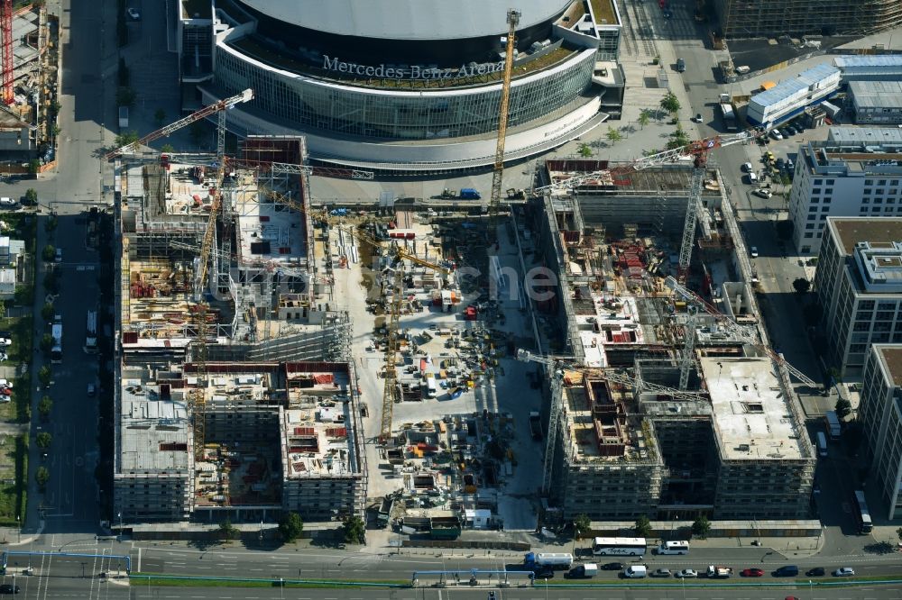 Luftbild Berlin - Baustelle zum Neubau eines Kino- Freizeit- und Hotelkomplexes auf dem Anschutz- Areal entlang der Mühlenstraße im Ortsteil Bezirk Friedrichshain-Kreuzberg in Berlin, Deutschland