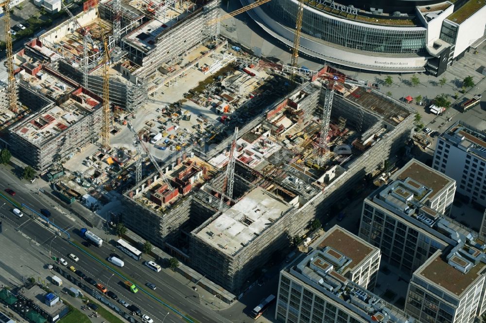 Luftaufnahme Berlin - Baustelle zum Neubau eines Kino- Freizeit- und Hotelkomplexes auf dem Anschutz- Areal entlang der Mühlenstraße im Ortsteil Bezirk Friedrichshain-Kreuzberg in Berlin, Deutschland