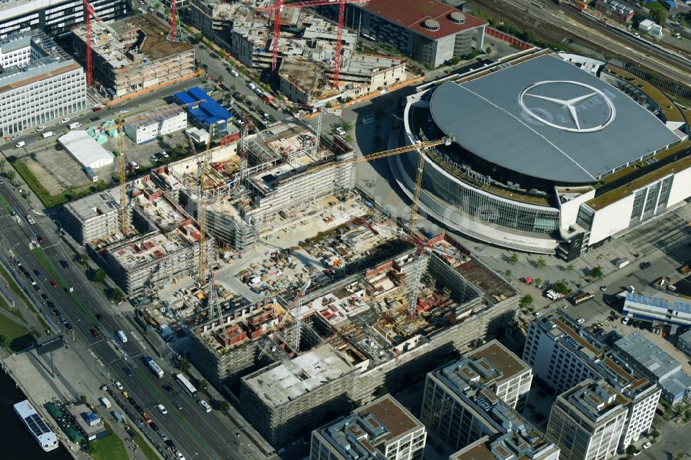 Berlin von oben - Baustelle zum Neubau eines Kino- Freizeit- und Hotelkomplexes auf dem Anschutz- Areal entlang der Mühlenstraße im Ortsteil Bezirk Friedrichshain-Kreuzberg in Berlin, Deutschland