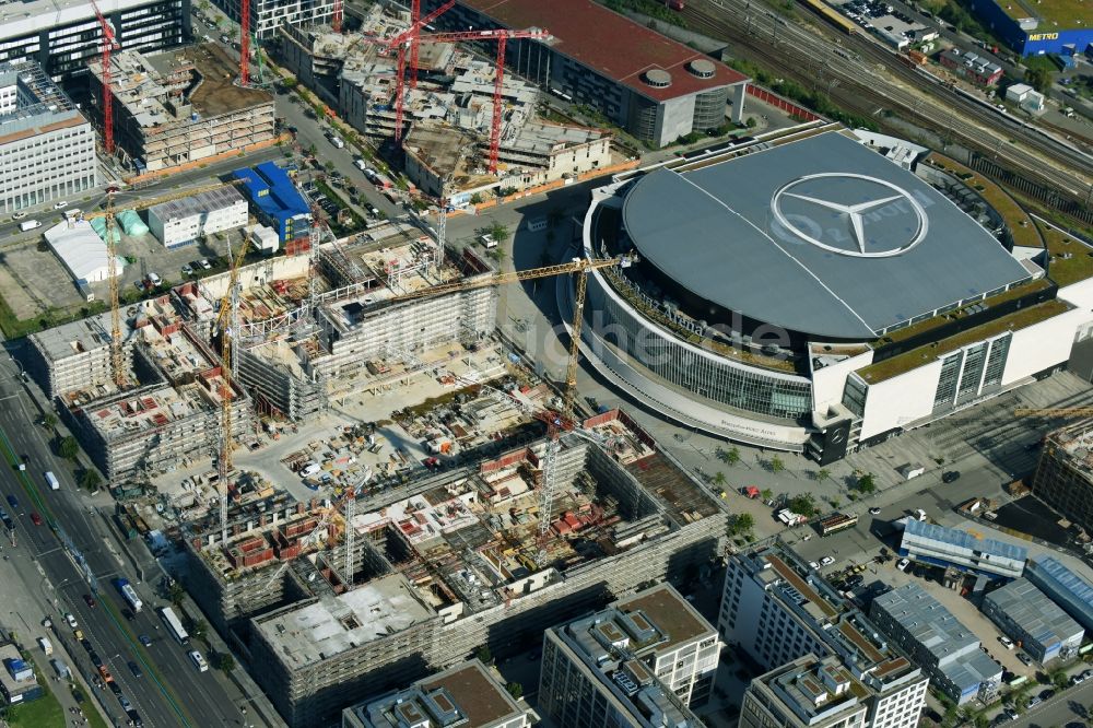 Berlin aus der Vogelperspektive: Baustelle zum Neubau eines Kino- Freizeit- und Hotelkomplexes auf dem Anschutz- Areal entlang der Mühlenstraße im Ortsteil Bezirk Friedrichshain-Kreuzberg in Berlin, Deutschland