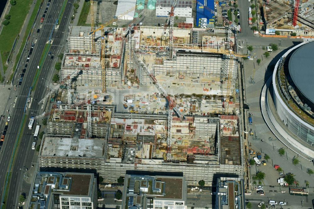 Luftaufnahme Berlin - Baustelle zum Neubau eines Kino- Freizeit- und Hotelkomplexes auf dem Anschutz- Areal entlang der Mühlenstraße im Ortsteil Bezirk Friedrichshain-Kreuzberg in Berlin, Deutschland