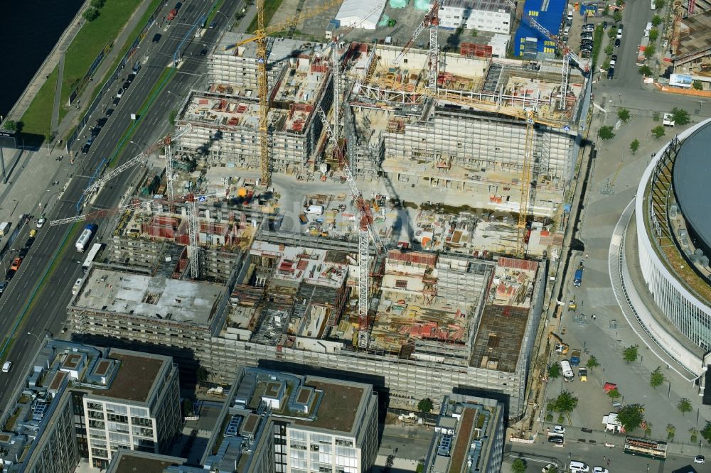 Berlin von oben - Baustelle zum Neubau eines Kino- Freizeit- und Hotelkomplexes auf dem Anschutz- Areal entlang der Mühlenstraße im Ortsteil Bezirk Friedrichshain-Kreuzberg in Berlin, Deutschland