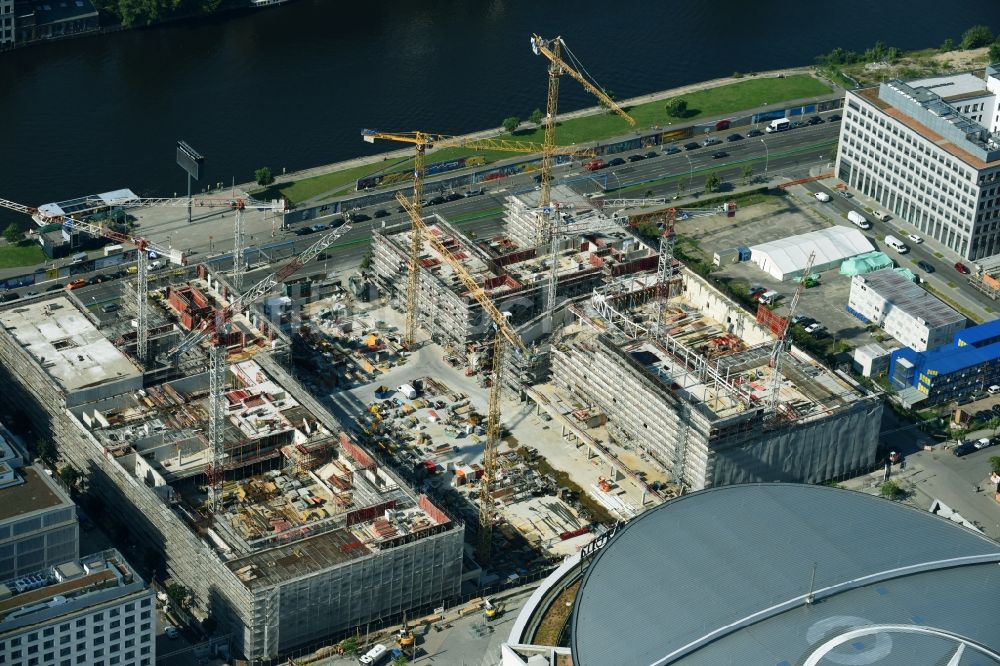 Berlin aus der Vogelperspektive: Baustelle zum Neubau eines Kino- Freizeit- und Hotelkomplexes auf dem Anschutz- Areal entlang der Mühlenstraße im Ortsteil Bezirk Friedrichshain-Kreuzberg in Berlin, Deutschland