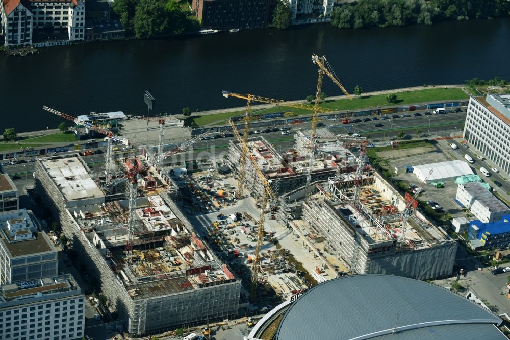 Luftbild Berlin - Baustelle zum Neubau eines Kino- Freizeit- und Hotelkomplexes auf dem Anschutz- Areal entlang der Mühlenstraße im Ortsteil Bezirk Friedrichshain-Kreuzberg in Berlin, Deutschland