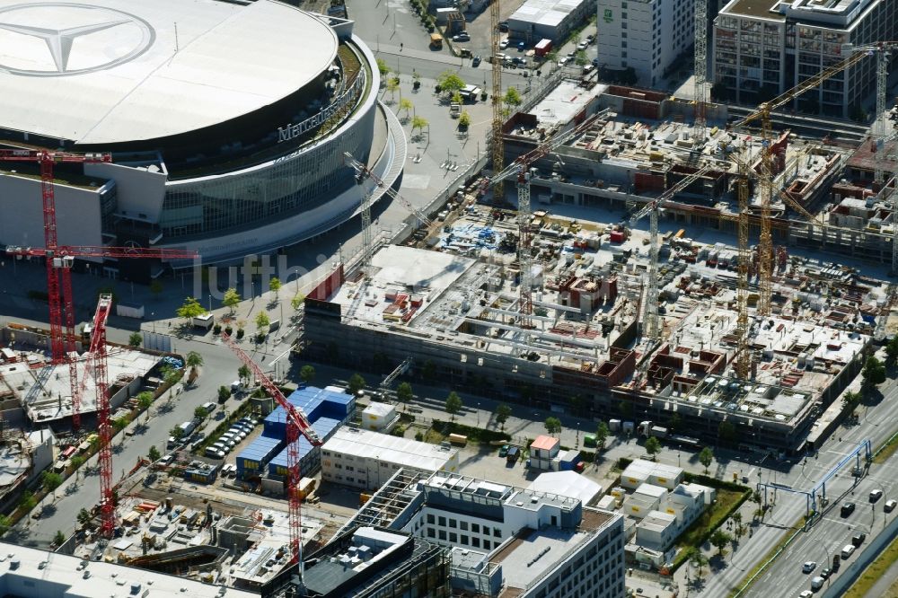 Luftbild Berlin - Baustelle zum Neubau eines Kino- Freizeit- und Hotelkomplexes auf dem Anschutz- Areal entlang der Mühlenstraße im Ortsteil Bezirk Friedrichshain-Kreuzberg in Berlin, Deutschland