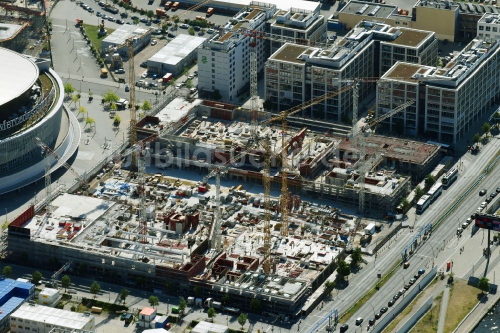 Berlin von oben - Baustelle zum Neubau eines Kino- Freizeit- und Hotelkomplexes auf dem Anschutz- Areal entlang der Mühlenstraße im Ortsteil Bezirk Friedrichshain-Kreuzberg in Berlin, Deutschland