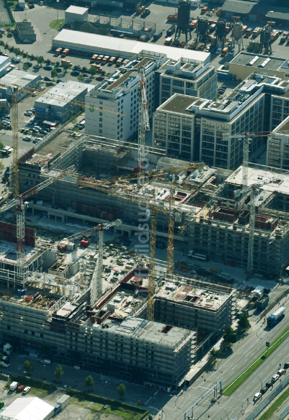 Berlin von oben - Baustelle zum Neubau eines Kino- Freizeit- und Hotelkomplexes auf dem Anschutz- Areal entlang der Mühlenstraße im Ortsteil Bezirk Friedrichshain-Kreuzberg in Berlin, Deutschland