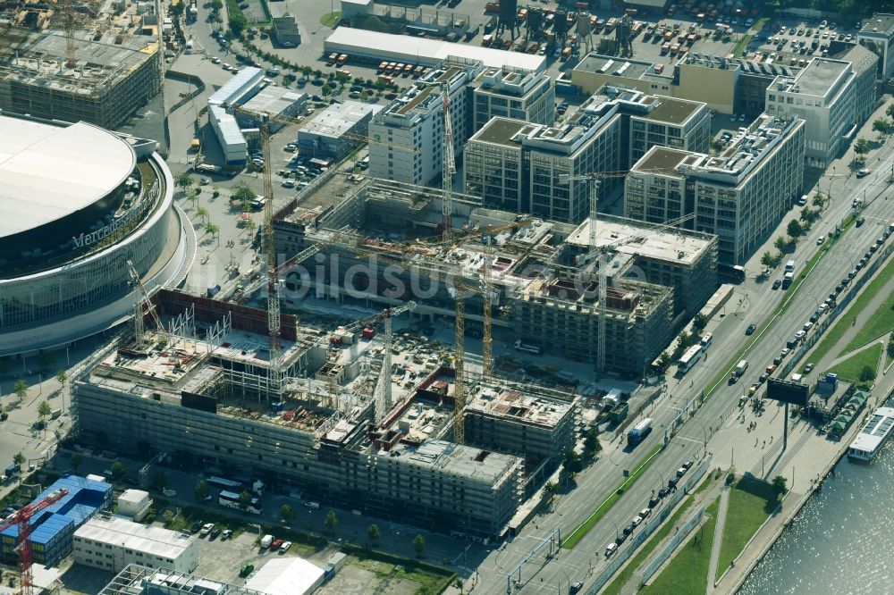 Berlin aus der Vogelperspektive: Baustelle zum Neubau eines Kino- Freizeit- und Hotelkomplexes auf dem Anschutz- Areal entlang der Mühlenstraße im Ortsteil Bezirk Friedrichshain-Kreuzberg in Berlin, Deutschland