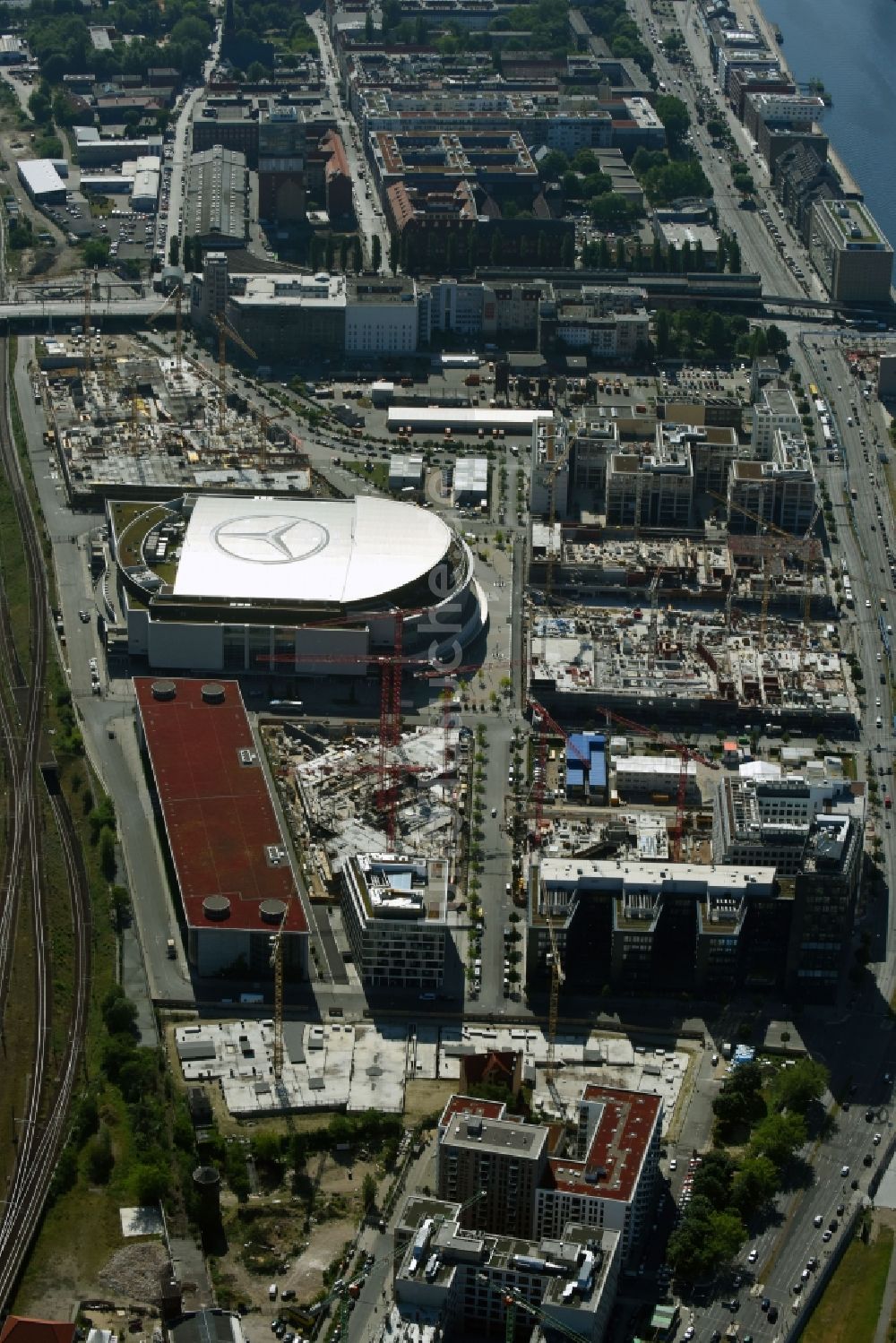 Luftaufnahme Berlin - Baustelle zum Neubau eines Kino- Freizeit- und Hotelkomplexes auf dem Anschutz- Areal entlang der Mühlenstraße im Ortsteil Bezirk Friedrichshain-Kreuzberg in Berlin, Deutschland