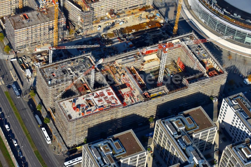 Luftaufnahme Berlin - Baustelle zum Neubau eines Kino- Freizeit- und Hotelkomplexes auf dem Anschutz- Areal entlang der Mühlenstraße im Ortsteil Bezirk Friedrichshain-Kreuzberg in Berlin, Deutschland