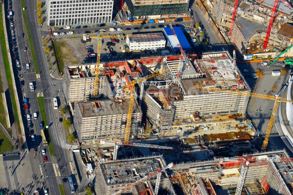 Berlin von oben - Baustelle zum Neubau eines Kino- Freizeit- und Hotelkomplexes auf dem Anschutz- Areal entlang der Mühlenstraße im Ortsteil Bezirk Friedrichshain-Kreuzberg in Berlin, Deutschland