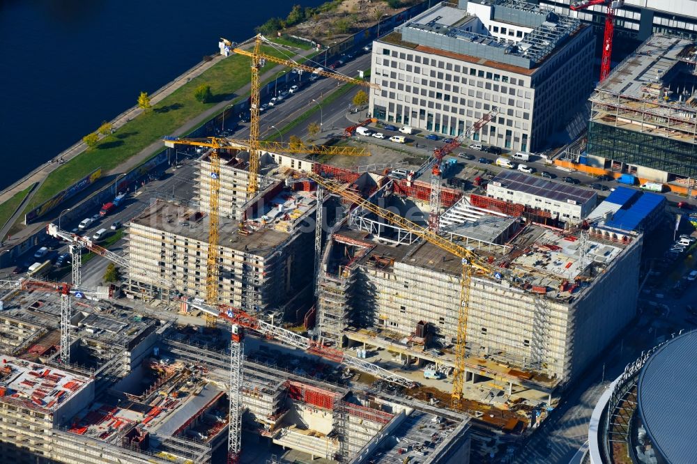 Luftbild Berlin - Baustelle zum Neubau eines Kino- Freizeit- und Hotelkomplexes auf dem Anschutz- Areal entlang der Mühlenstraße im Ortsteil Bezirk Friedrichshain-Kreuzberg in Berlin, Deutschland