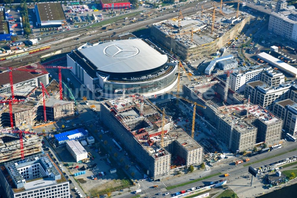 Luftaufnahme Berlin - Baustelle zum Neubau eines Kino- Freizeit- und Hotelkomplexes auf dem Anschutz- Areal entlang der Mühlenstraße im Ortsteil Bezirk Friedrichshain-Kreuzberg in Berlin, Deutschland