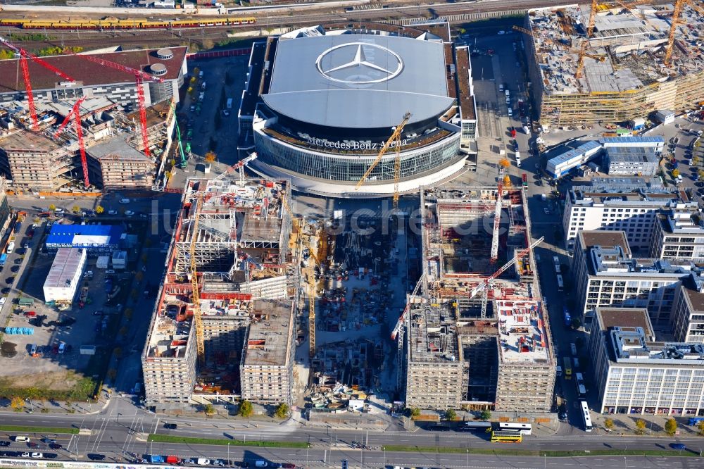 Luftaufnahme Berlin - Baustelle zum Neubau eines Kino- Freizeit- und Hotelkomplexes auf dem Anschutz- Areal entlang der Mühlenstraße im Ortsteil Bezirk Friedrichshain-Kreuzberg in Berlin, Deutschland