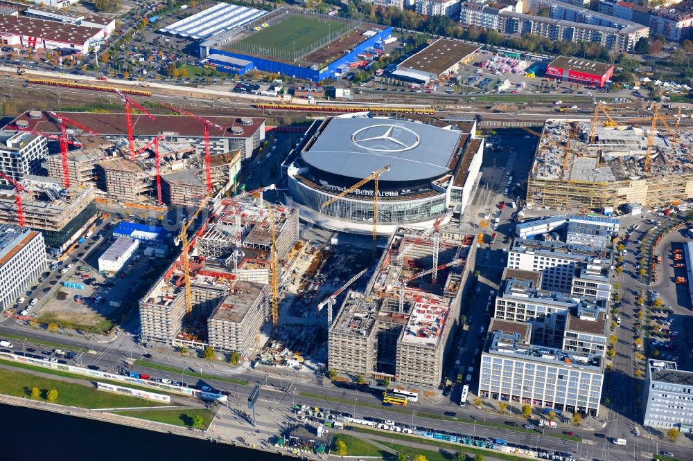 Berlin von oben - Baustelle zum Neubau eines Kino- Freizeit- und Hotelkomplexes auf dem Anschutz- Areal entlang der Mühlenstraße im Ortsteil Bezirk Friedrichshain-Kreuzberg in Berlin, Deutschland