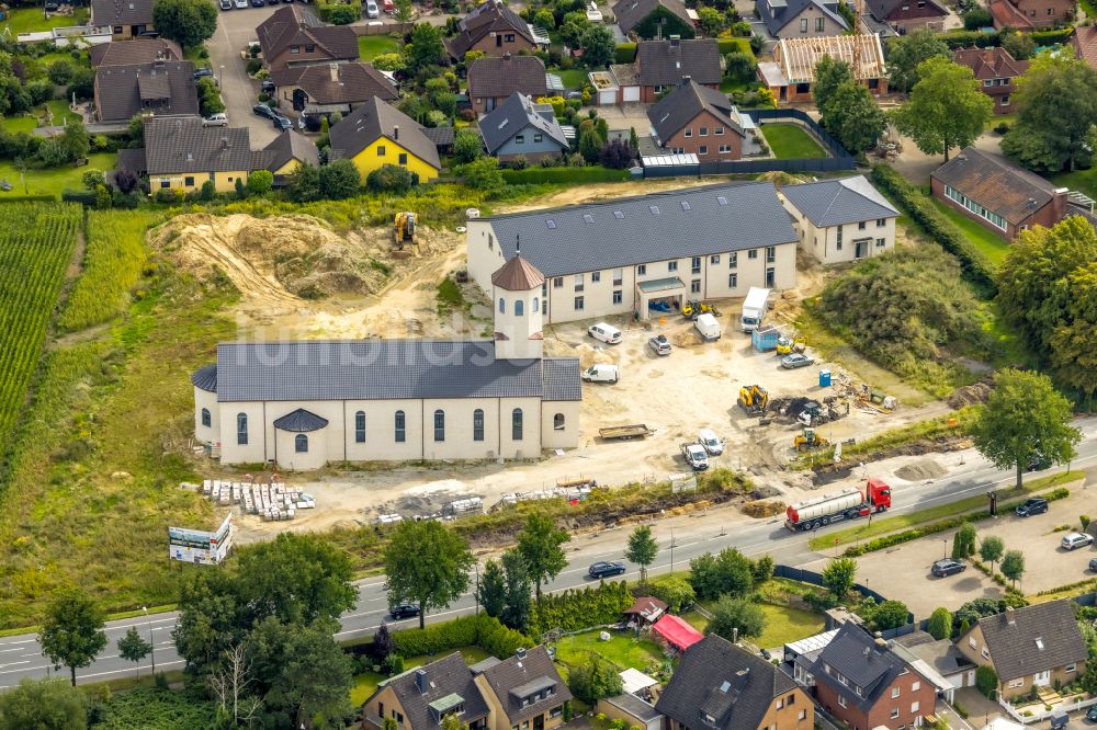 Ahlen von oben - Baustelle zum Neubau des Kirchengebäudes der St. Georgkirche und Gemeindezentrum St. Georg in Ahlen im Bundesland Nordrhein-Westfalen, Deutschland