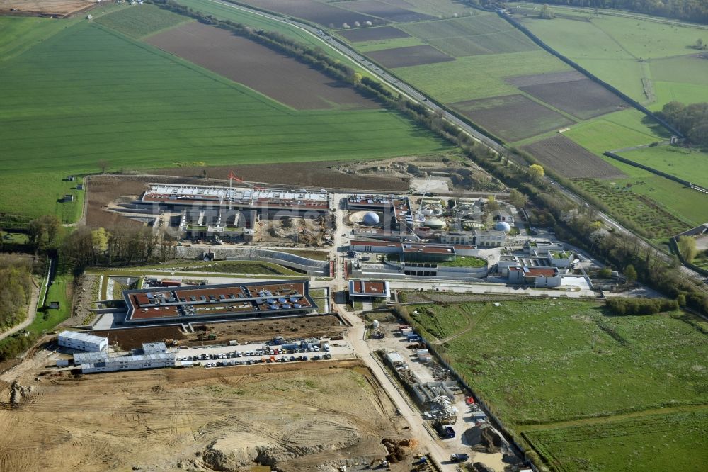 Saint-Cyr-l'École von oben - Baustelle zum Neubau von Klärwerks- Becken und Reinigungsstufen zur Abwasserbehandlung in Saint-Cyr-l'École in Ile-de-France, Frankreich