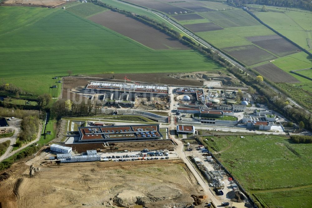 Saint-Cyr-l'École von oben - Baustelle zum Neubau von Klärwerks- Becken und Reinigungsstufen zur Abwasserbehandlung in Saint-Cyr-l'École in Ile-de-France, Frankreich