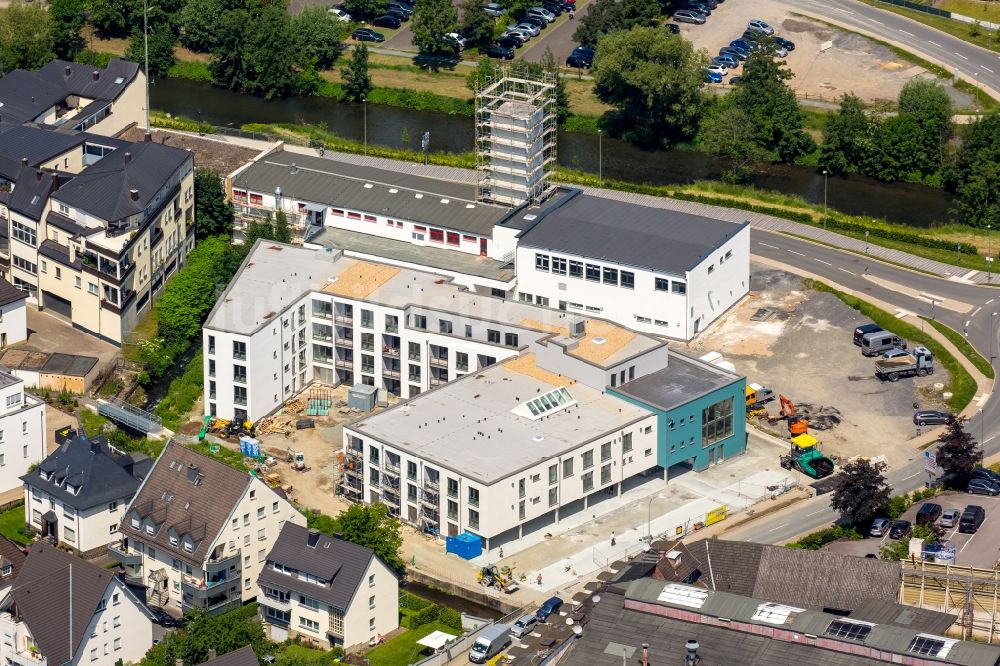 Meschede von oben - Baustelle zum Neubau des Kreisfeuerwehrzentrums Hochsauerlandkreis in Meschede im Bundesland Nordrhein-Westfalen