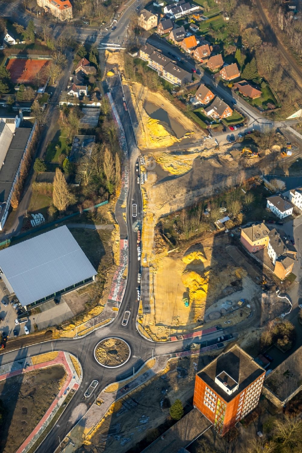 Dorsten von oben - Baustelle zum Neubau der Kreisverkehr - Straßenführung Bismarckstraße in Dorsten im Bundesland Nordrhein-Westfalen, Deutschland