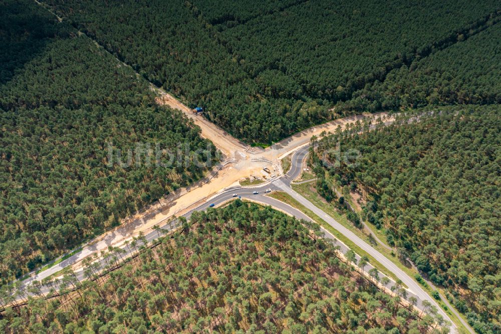 Luftaufnahme Grünheide (Mark) - Baustelle zum Neubau der Kreisverkehr - Straßenführung L23 - L38 in Grünheide (Mark) im Bundesland Brandenburg, Deutschland