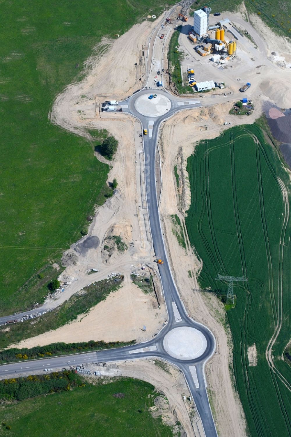 Schönefeld aus der Vogelperspektive: Baustelle zum Neubau der Kreisverkehr - Straßenführung an der Hugo-Eckener-Allee in Schönefeld im Bundesland Brandenburg, Deutschland