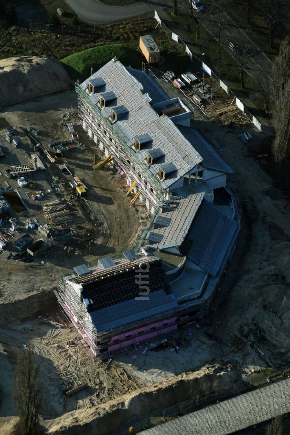 Werneuchen aus der Vogelperspektive: Baustelle zum Neubau eines Labor- und Verwaltungsgebäudes der Berger Bau GmbH in Werneuchen im Bundesland Brandenburg