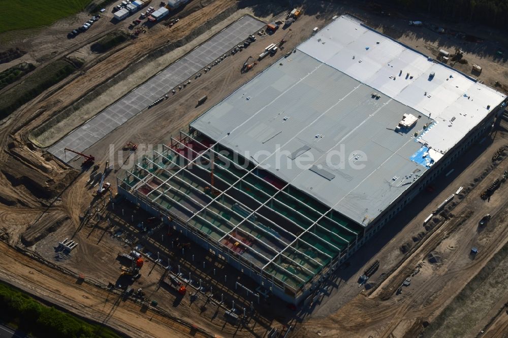 Luftbild Kiekebusch - Baustelle zum Neubau eines Logistikzentrum des Internethändlers Amazon in Kiekebusch im Bundesland Brandenburg, Deutschland