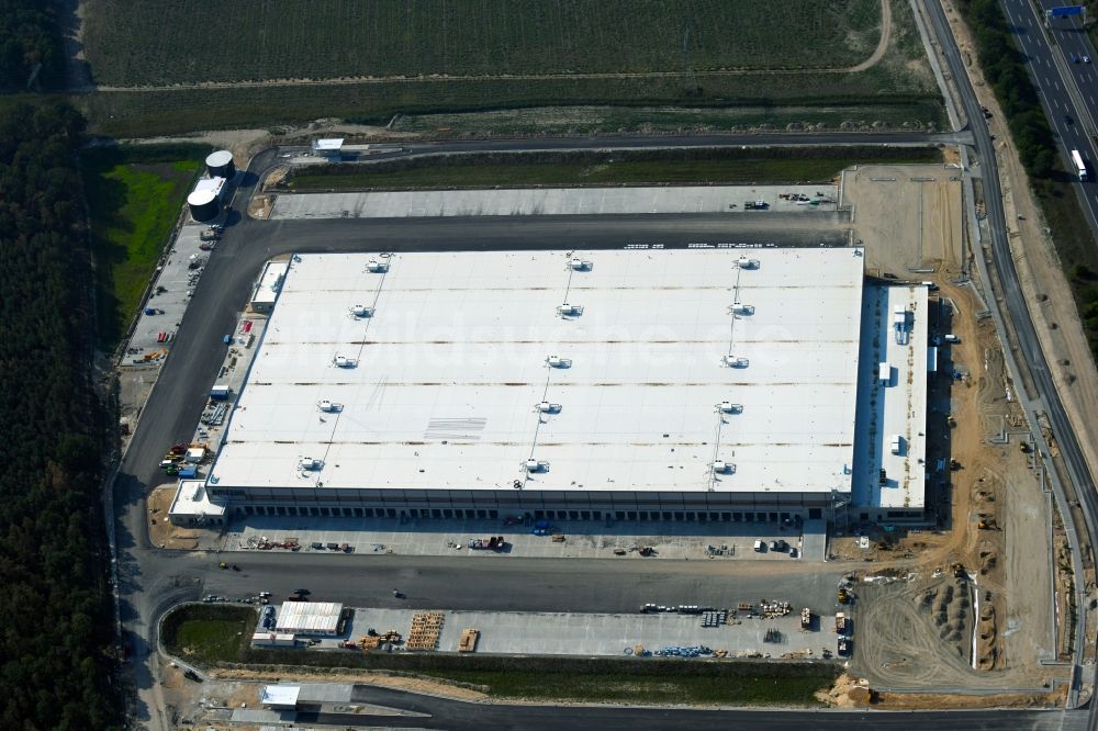 Kiekebusch von oben - Baustelle zum Neubau eines Logistikzentrum des Internethändlers Amazon in Kiekebusch im Bundesland Brandenburg, Deutschland