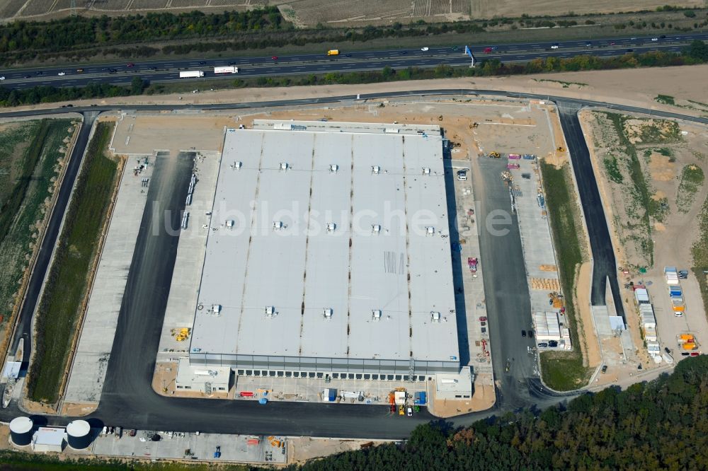 Kiekebusch von oben - Baustelle zum Neubau eines Logistikzentrum des Internethändlers Amazon in Kiekebusch im Bundesland Brandenburg, Deutschland