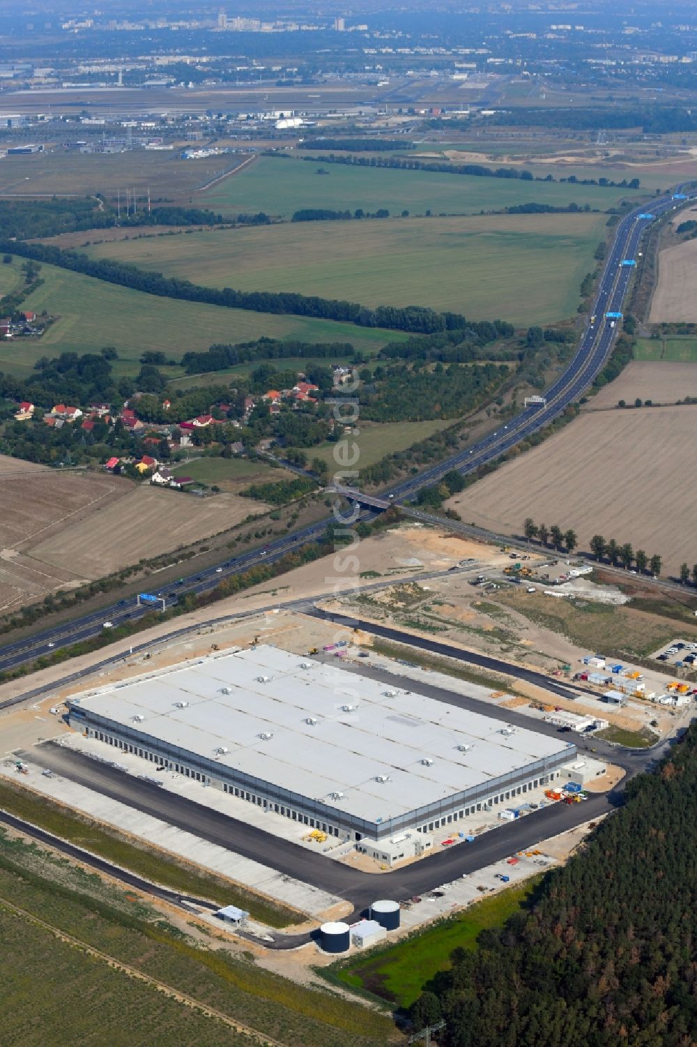 Luftbild Kiekebusch - Baustelle zum Neubau eines Logistikzentrum des Internethändlers Amazon in Kiekebusch im Bundesland Brandenburg, Deutschland