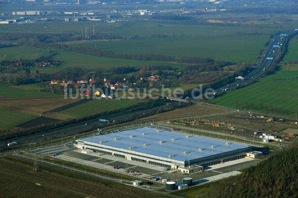 Kiekebusch von oben - Baustelle zum Neubau eines Logistikzentrum des Internethändlers Amazon in Kiekebusch im Bundesland Brandenburg, Deutschland