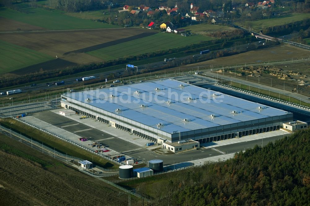 Kiekebusch aus der Vogelperspektive: Baustelle zum Neubau eines Logistikzentrum des Internethändlers Amazon in Kiekebusch im Bundesland Brandenburg, Deutschland