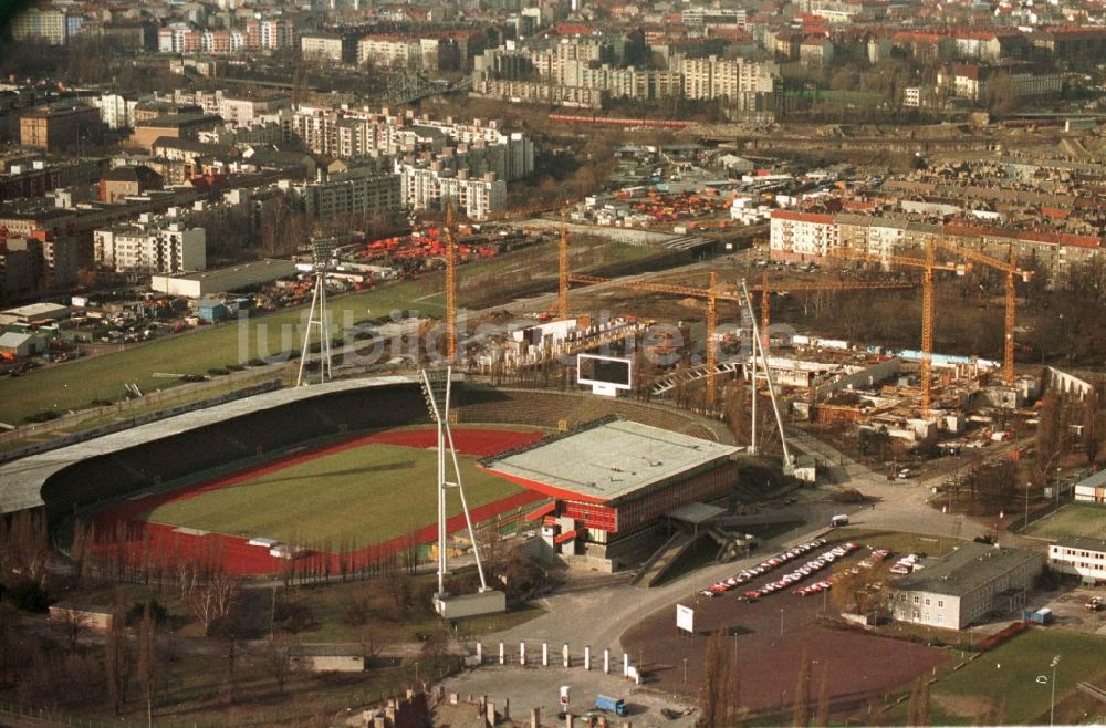 Luftbild Berlin - Baustelle zum Neubau der Max-Schmeling-Halle im Ortsteil Prenzlauer Berg in Berlin, Deutschland