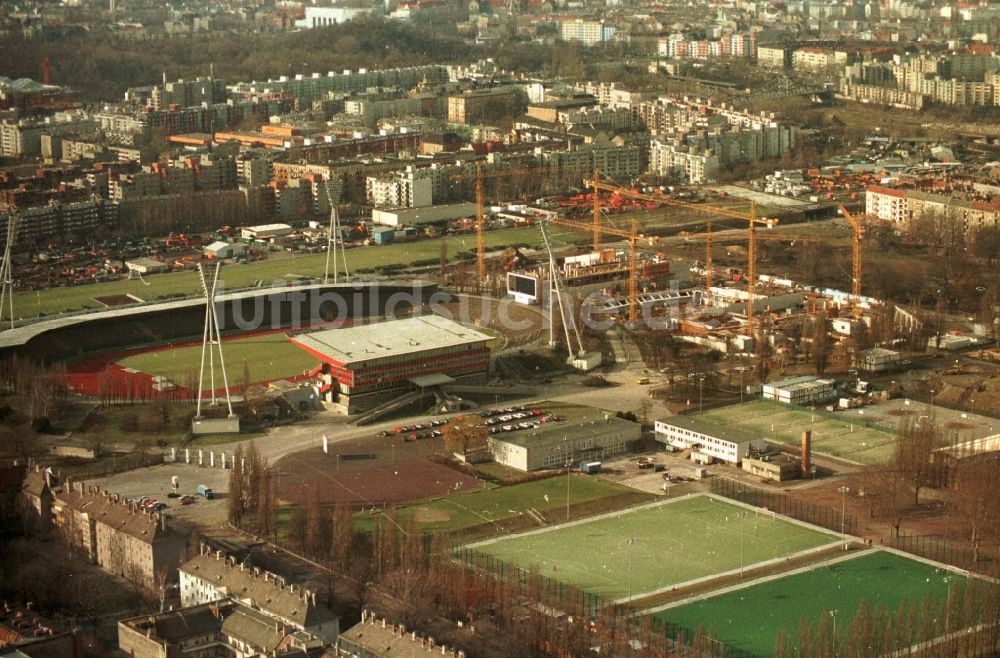 Luftaufnahme Berlin - Baustelle zum Neubau der Max-Schmeling-Halle im Ortsteil Prenzlauer Berg in Berlin, Deutschland