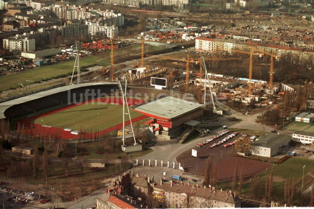 Luftbild Berlin - Baustelle zum Neubau der Max-Schmeling-Halle im Ortsteil Prenzlauer Berg in Berlin, Deutschland