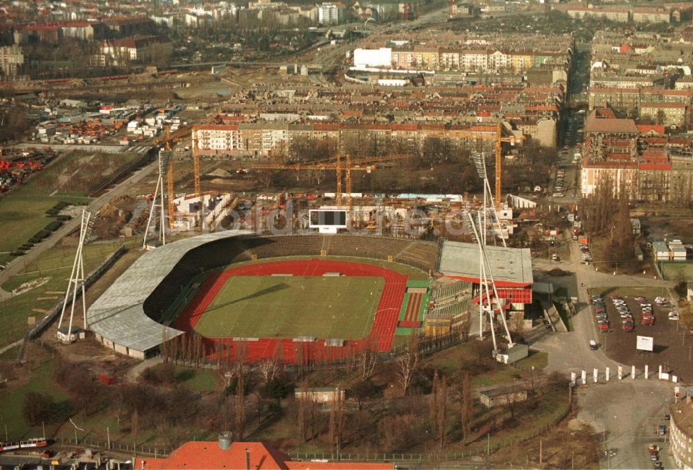 Luftaufnahme Berlin - Baustelle zum Neubau der Max-Schmeling-Halle im Ortsteil Prenzlauer Berg in Berlin, Deutschland