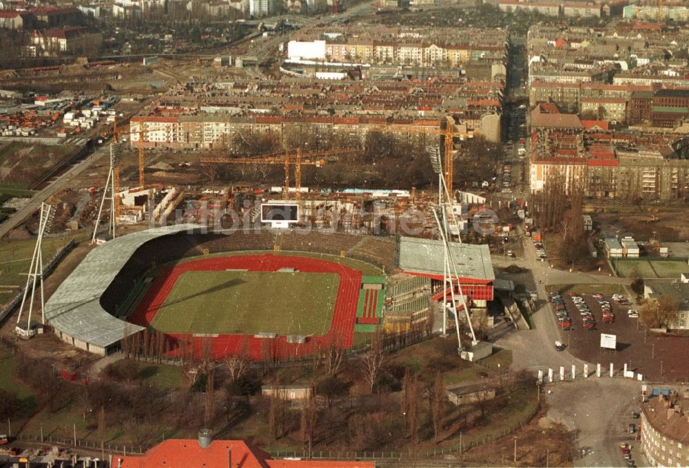 Luftbild Berlin - Baustelle zum Neubau der Max-Schmeling-Halle im Ortsteil Prenzlauer Berg in Berlin, Deutschland