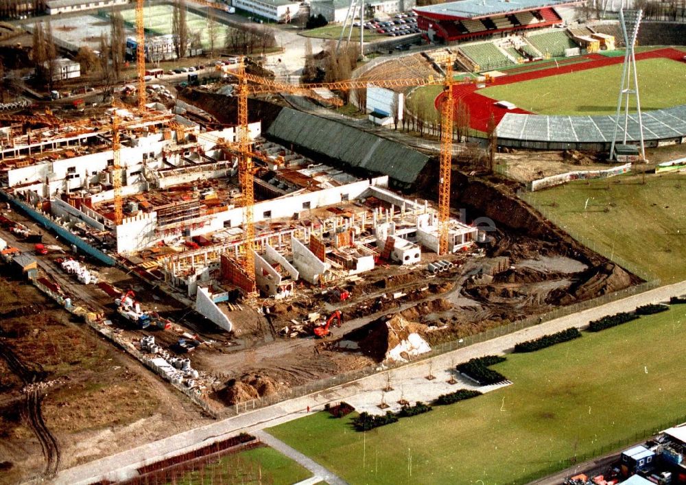 Luftaufnahme Berlin - Baustelle zum Neubau der Max-Schmeling-Halle im Ortsteil Prenzlauer Berg in Berlin, Deutschland