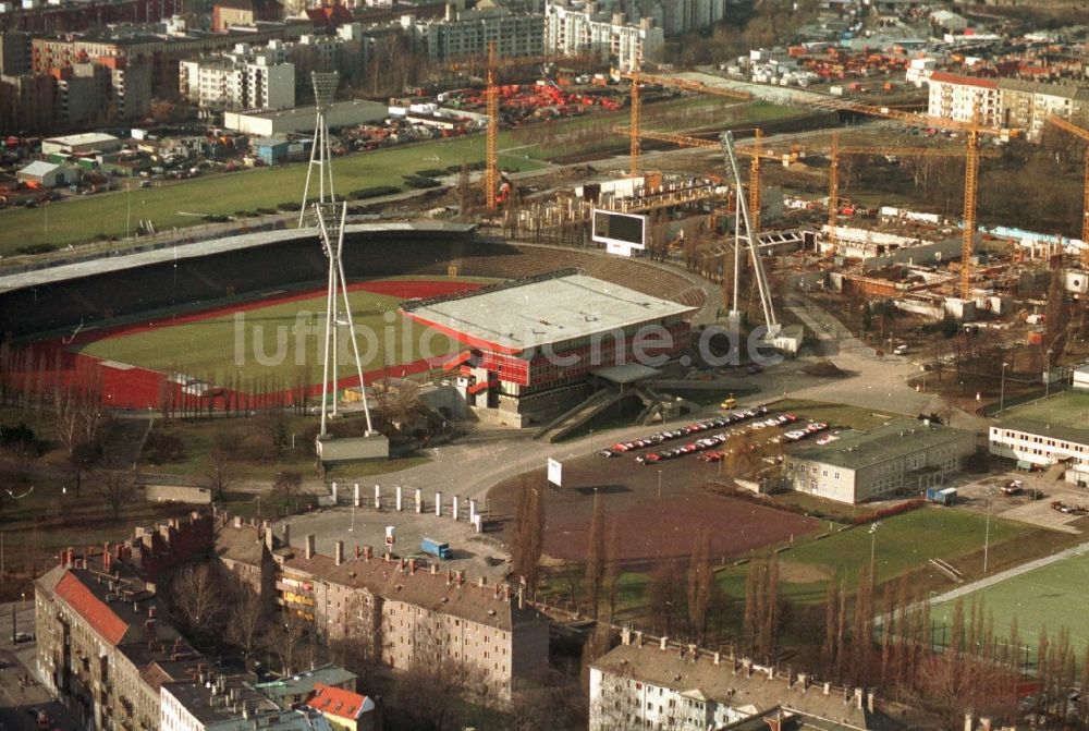 Berlin aus der Vogelperspektive: Baustelle zum Neubau der Max-Schmeling-Halle im Ortsteil Prenzlauer Berg in Berlin, Deutschland