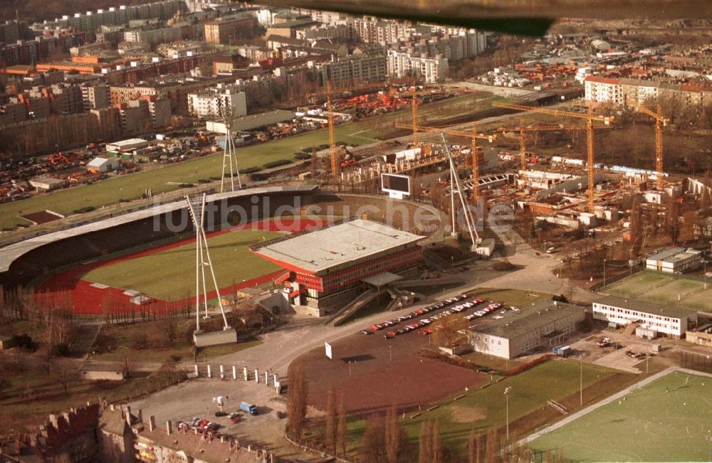 Berlin aus der Vogelperspektive: Baustelle zum Neubau der Max-Schmeling-Halle im Ortsteil Prenzlauer Berg in Berlin, Deutschland