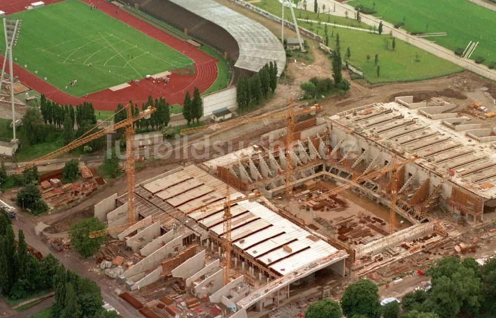 Berlin aus der Vogelperspektive: Baustelle zum Neubau der Max-Schmeling-Halle im Ortsteil Prenzlauer Berg in Berlin, Deutschland