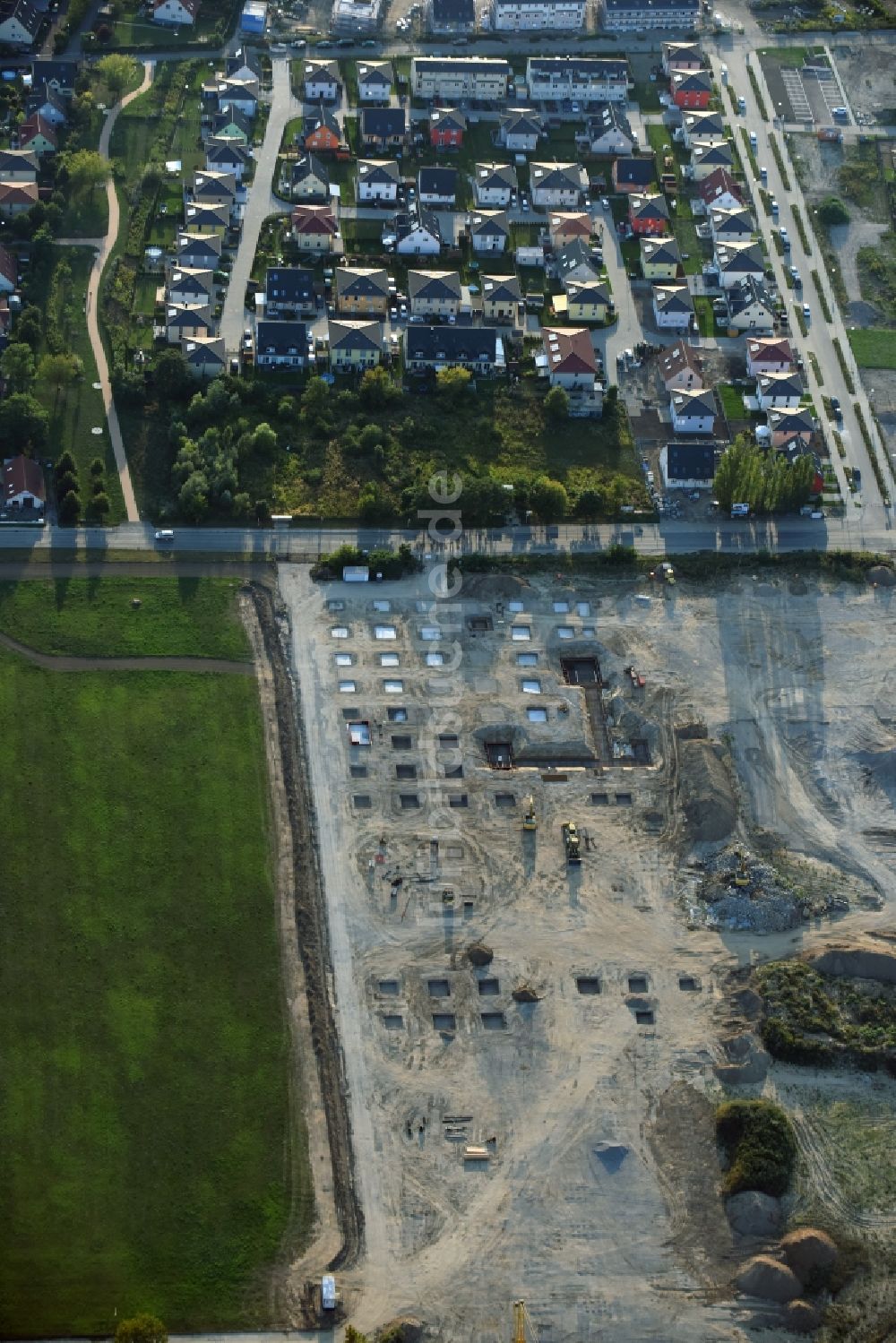 Berlin aus der Vogelperspektive: Baustelle zum Neubau eines Möbelhauses der Porta-Gruppe in Mahlsdorf in Berlin