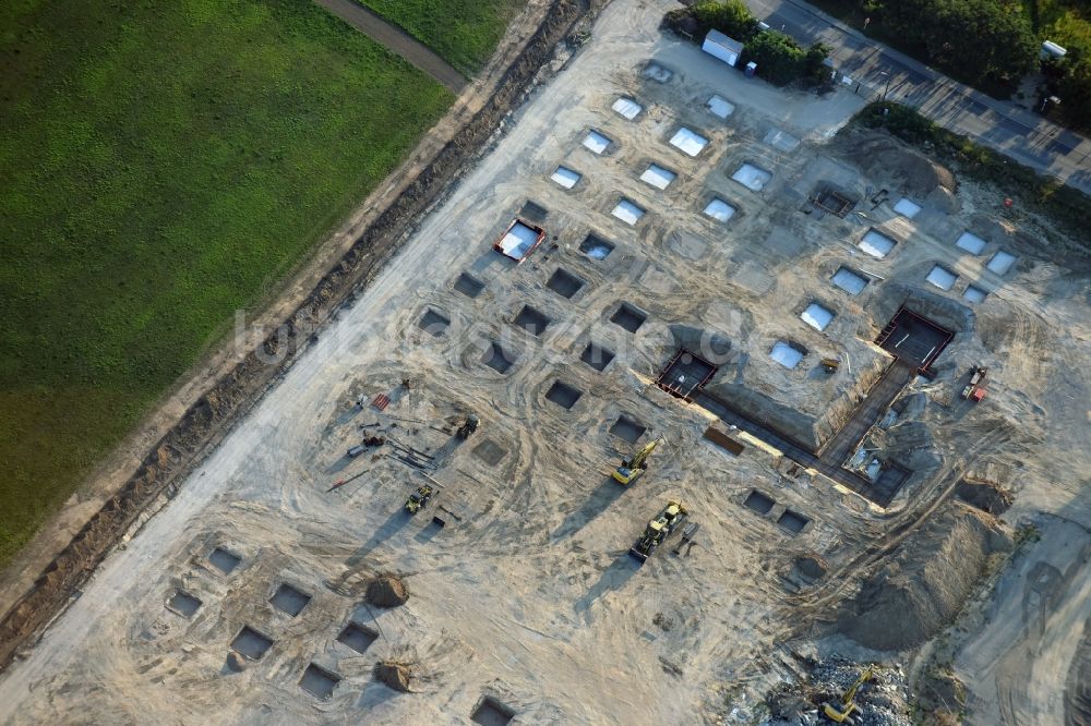 Berlin aus der Vogelperspektive: Baustelle zum Neubau eines Möbelhauses der Porta-Gruppe in Mahlsdorf in Berlin