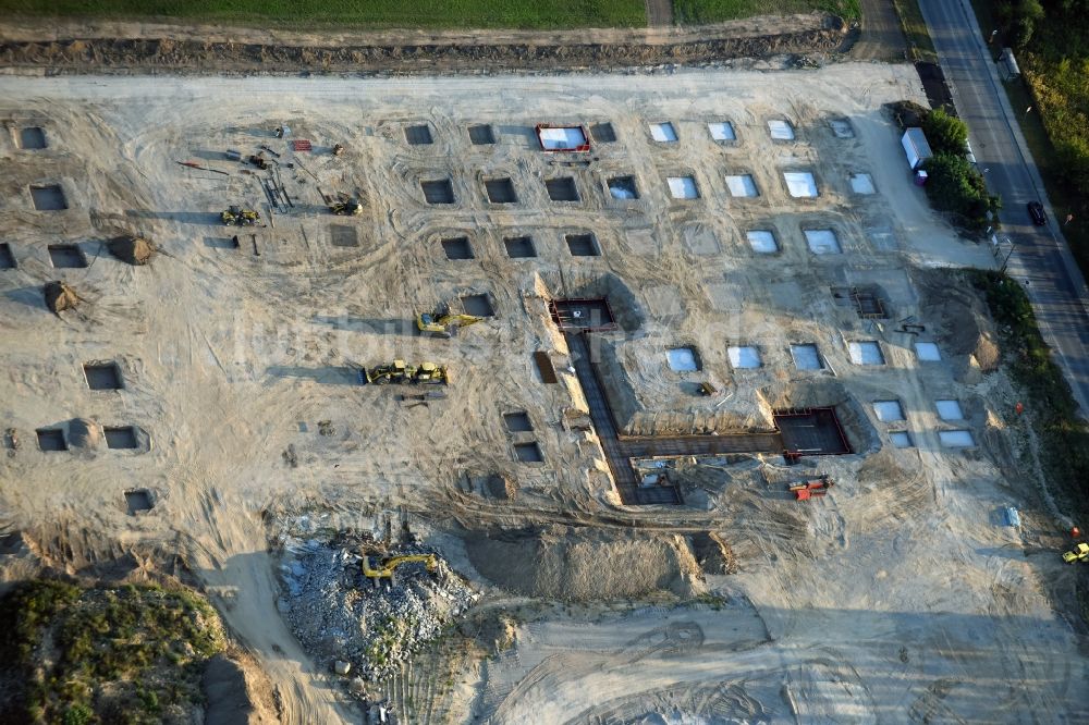 Berlin aus der Vogelperspektive: Baustelle zum Neubau eines Möbelhauses der Porta-Gruppe in Mahlsdorf in Berlin