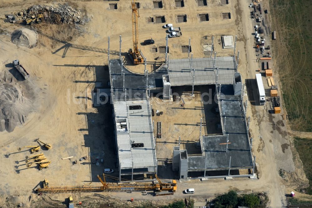 Berlin von oben - Baustelle zum Neubau eines Möbelhauses der Porta-Gruppe in Mahlsdorf in Berlin