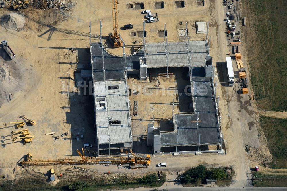 Berlin aus der Vogelperspektive: Baustelle zum Neubau eines Möbelhauses der Porta-Gruppe in Mahlsdorf in Berlin