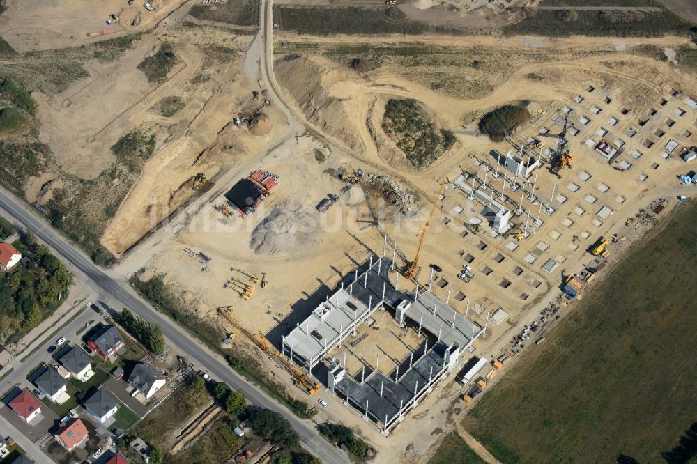 Berlin aus der Vogelperspektive: Baustelle zum Neubau eines Möbelhauses der Porta-Gruppe in Mahlsdorf in Berlin