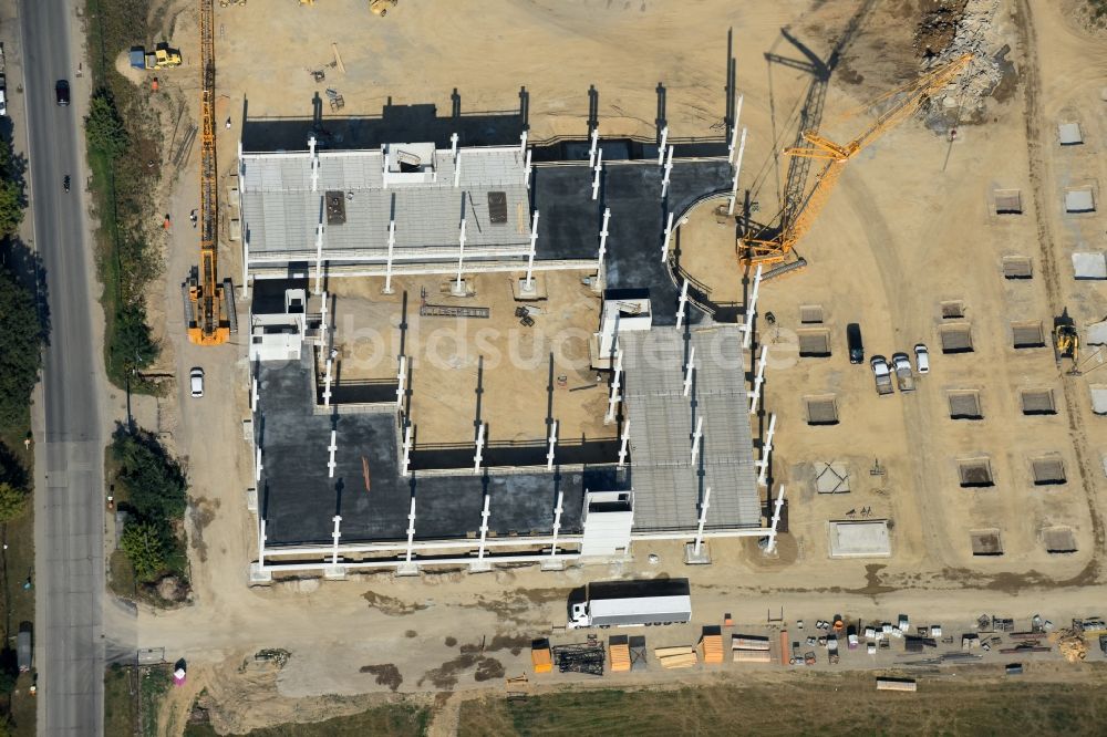 Berlin von oben - Baustelle zum Neubau eines Möbelhauses der Porta-Gruppe in Mahlsdorf in Berlin