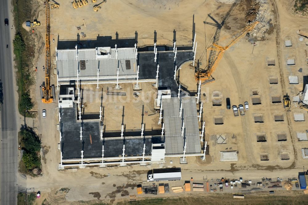 Berlin aus der Vogelperspektive: Baustelle zum Neubau eines Möbelhauses der Porta-Gruppe in Mahlsdorf in Berlin